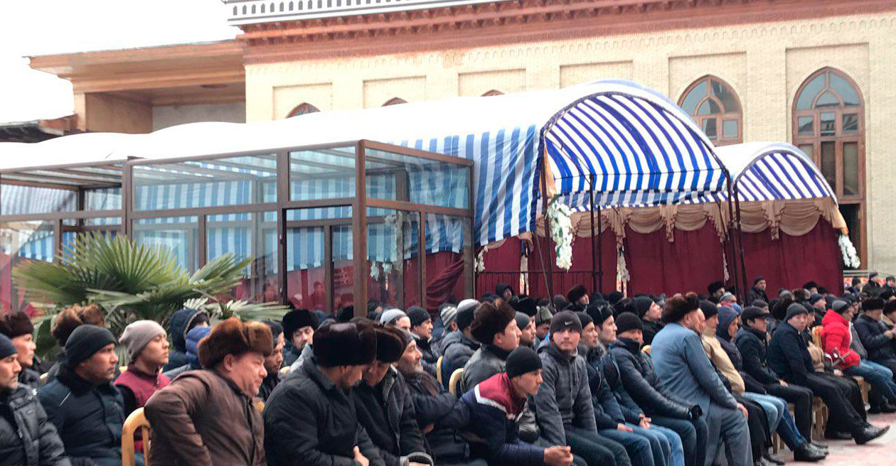 Kokraklarini korsatuvchi tatuirovka guruhi